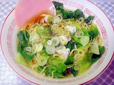 レタスとハムの醬油ラーメン